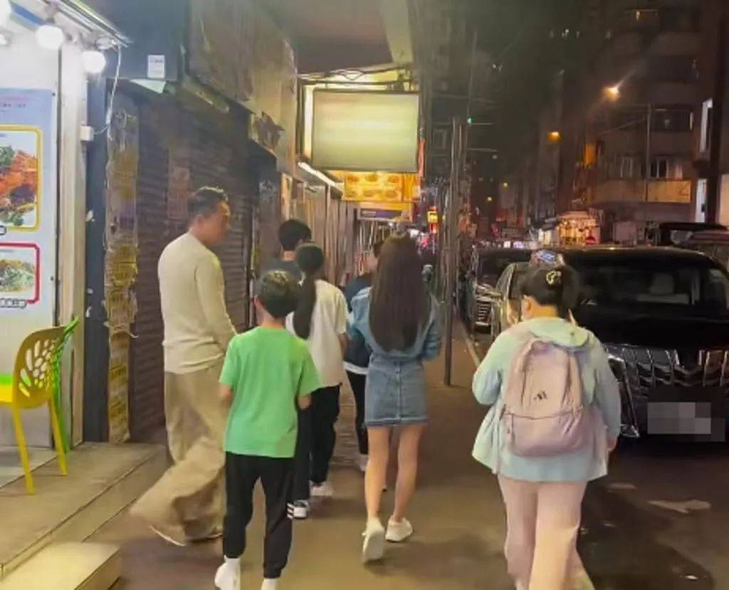 汪小菲一家4口香港逛夜市，小玥儿背影神似大S
