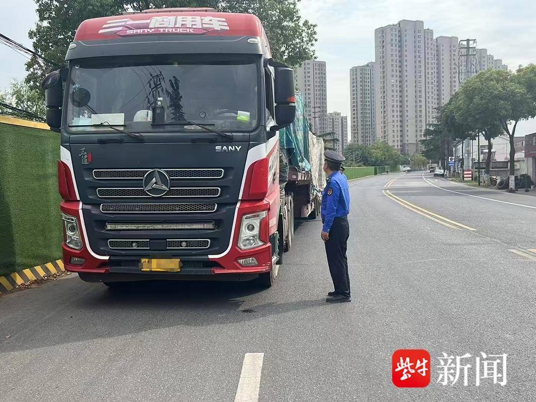 大货车司机无从业资格证上路被查，还反问是啥证