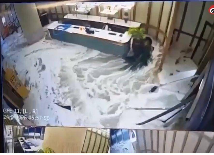 台风天香港一酒店大门被海浪冲破,海水涌入后大堂变泽国